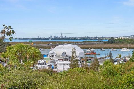 Photo of property in 34 Covil Avenue, Te Atatu South, Auckland, 0610