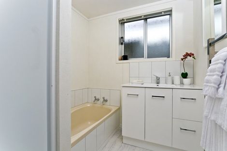 Photo of property in 2/1 Sylvan Park Avenue, Milford, Auckland, 0620