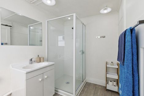 Photo of property in 15 Glanmire Road, Newlands, Wellington, 6037