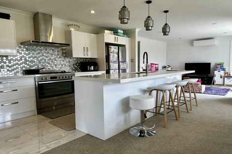 Photo of property in 89 Johnstone Drive, Fitzherbert, Palmerston North, 4410