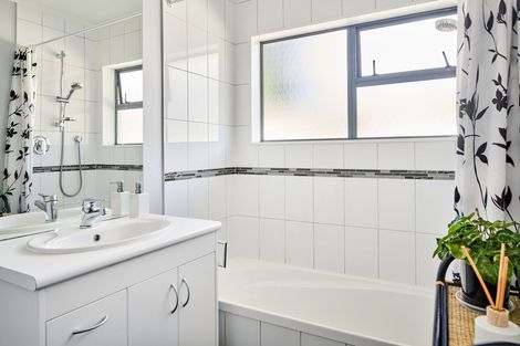 Photo of property in 180d Raumati Road, Raumati Beach, Paraparaumu, 5032