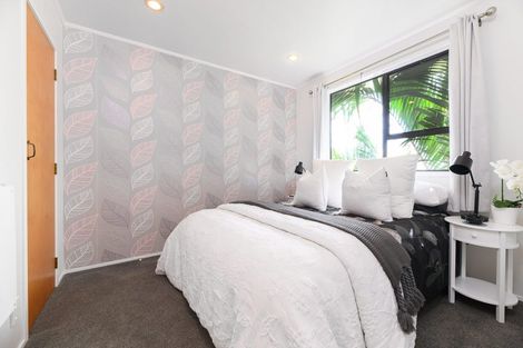 Photo of property in 17 Foyle Place, Glendene, Auckland, 0602