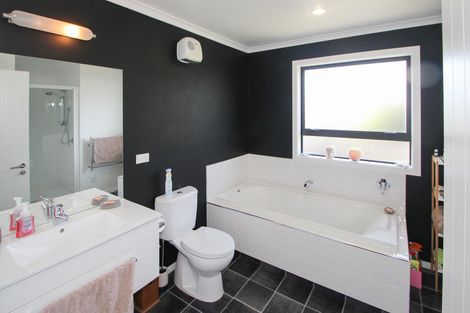 Photo of property in 17 Blue Stone Drive, Waiareka Junction, Oamaru, 9401
