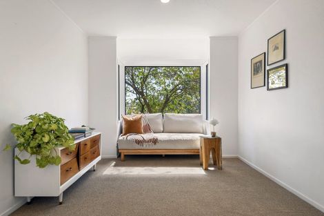 Photo of property in 2/12 Helicon Place, Totara Vale, Auckland, 0629