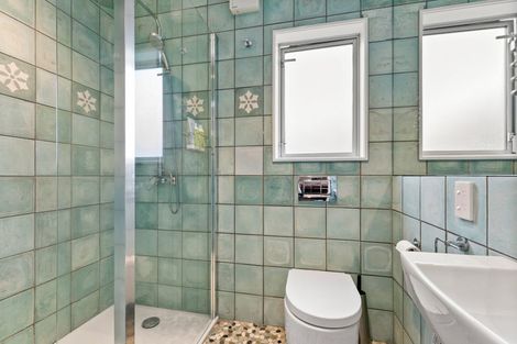 Photo of property in 10 Cave Road, Houghton Bay, Wellington, 6023