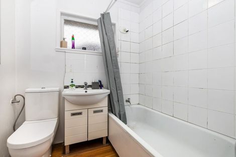 Photo of property in 2/13 Wykeham Place, Glenfield, Auckland, 0629