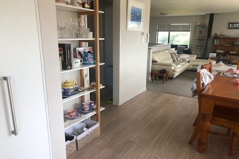 Photo of property in 135 Field Way, Waikanae Beach, Waikanae, 5036