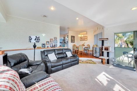 Photo of property in 33 Rangeview Road, Sunnyvale, Auckland, 0612