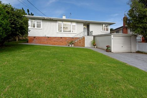 Photo of property in 8 Kelwyn Road, Kelston, Auckland, 0602