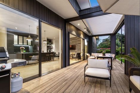 Photo of property in 72 Point Wells Road, Point Wells, 0986