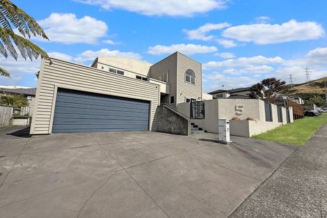 Photo of property in 5 Erlestoke Crescent, Churton Park, Wellington, 6037