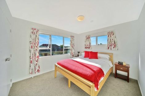 Photo of property in 2/52 Highland Park Drive, Highland Park, Auckland, 2010