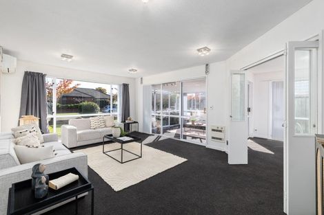 Photo of property in 2/52a Berkshire Drive, Avonhead, Christchurch, 8042