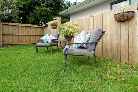 Photo of property in 8 Kelwyn Road, Kelston, Auckland, 0602