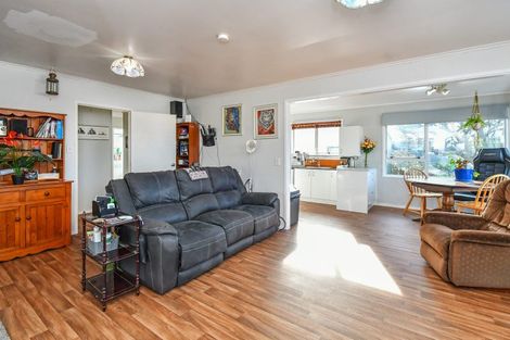 Photo of property in 14 Seaward Place, Wattle Downs, Auckland, 2103