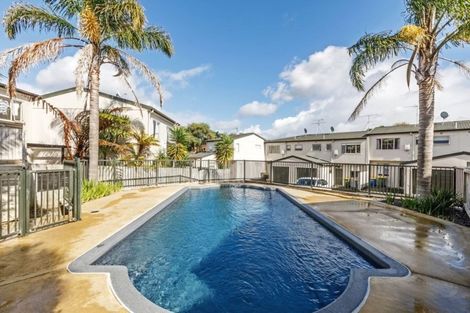 Photo of property in 2/34 Fields Parade, Oteha, Auckland, 0632