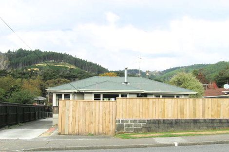 Photo of property in 11 Pinehaven Road, Pinehaven, Upper Hutt, 5019