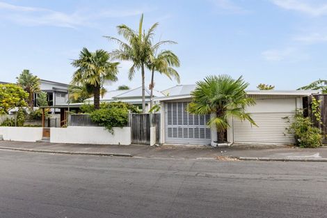 Photo of property in 35 Hospital Terrace, Hospital Hill, Napier, 4110