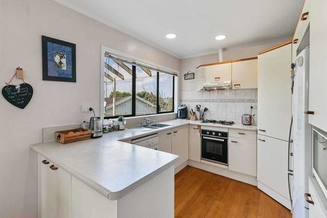 Photo of property in 12 Ellesmere Crescent, Pakuranga Heights, Auckland, 2010