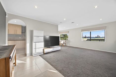 Photo of property in 70 De Quincey Terrace, Highland Park, Auckland, 2010