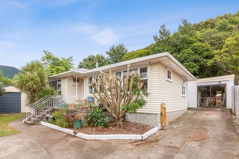 Photo of property in 12 Brazier Grove, Paraparaumu, 5032