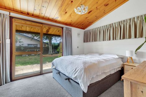 Photo of property in 1 Tupara Crescent, Kawaha Point, Rotorua, 3010