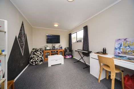 Photo of property in 18 Woburn Place, Takaro, Palmerston North, 4412