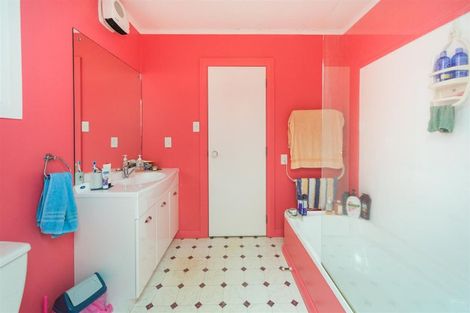 Photo of property in 2 Dalrymple Place, Marton, 4710