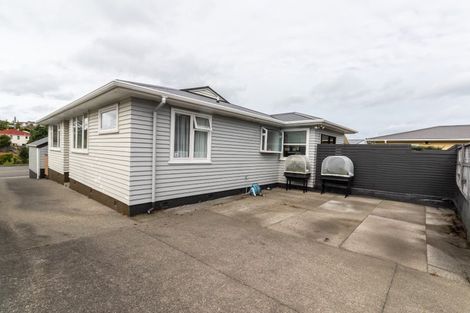 Photo of property in 9 Pinkerton Grove, Newlands, Wellington, 6037