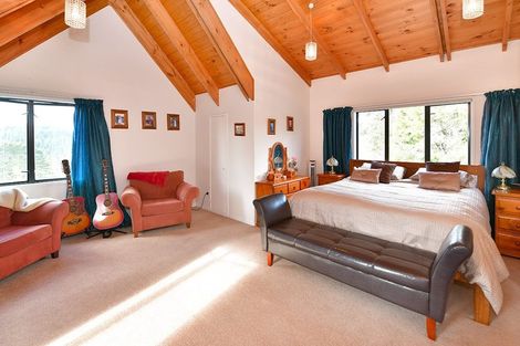 Photo of property in 2 Pineview Lane, Helensville, 0875