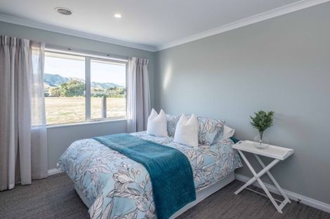 Photo of property in 2 Albizia Grove, Waikanae, 5036