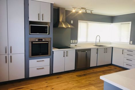 Photo of property in 92 Manhattan Heights, Glendene, Auckland, 0602