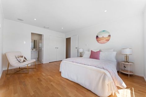 Photo of property in 23 Ravenwood Drive, Forrest Hill, Auckland, 0620