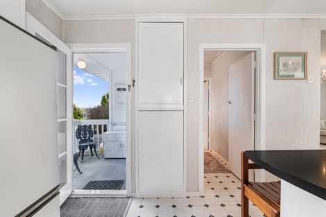 Photo of property in 18 Selwyn Crescent, Forrest Hill, Auckland, 0620