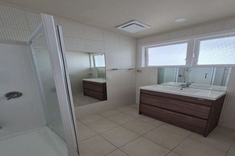 Photo of property in 19 Brunton Place, Glenfield, Auckland, 0629