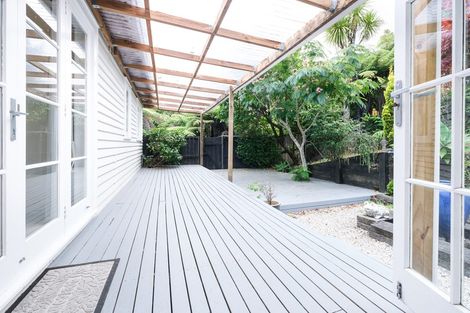 Photo of property in 2/17 Woodlands Crescent, Browns Bay, Auckland, 0630