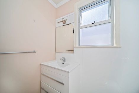 Photo of property in 14 Huatoki Street, Vogeltown, New Plymouth, 4310