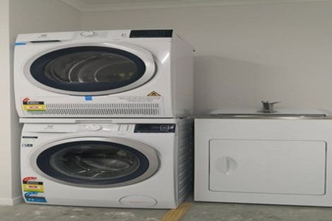 Photo of property in 124a Cambridge Terrace, Fairfield, Lower Hutt, 5011