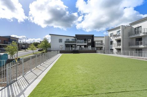 Photo of property in 2/132 Stancombe Road, Flat Bush, Auckland, 2016