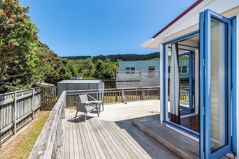 Photo of property in 32 Davidson Crescent, Tawa, Wellington, 5028