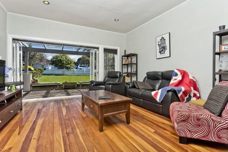 Photo of property in 21 Roberts Avenue, Bayswater, Auckland, 0622