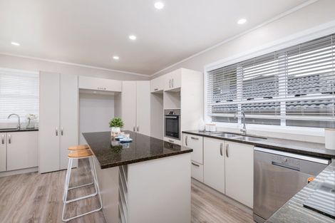 Photo of property in 32 Oakland Avenue, Papatoetoe, Auckland, 2025