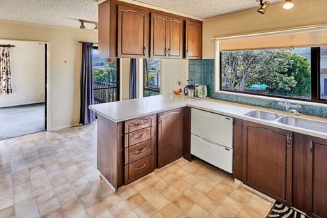 Photo of property in 16 Brasenose Place, Tawa, Wellington, 5028