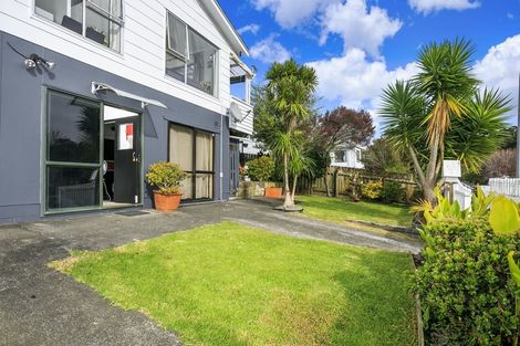 Photo of property in 1/100 Lynn Road, Bayview, Auckland, 0629