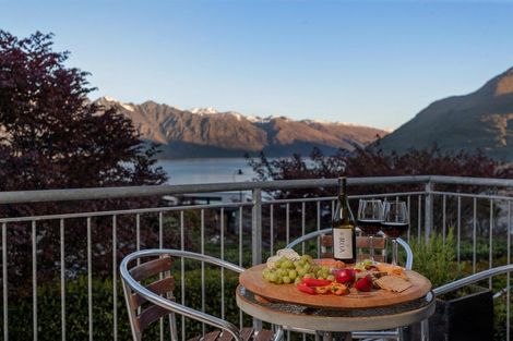 Photo of property in 6 Whitbourn Place, Fernhill, Queenstown, 9300