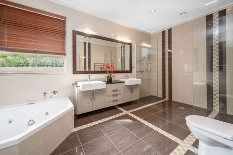 Photo of property in 305 Old North Road, Kumeu, 0892