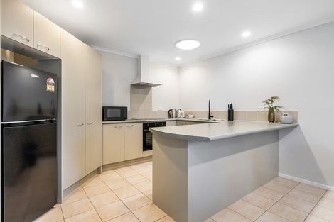 Photo of property in 5 Sunvista Avenue, Oteha, Auckland, 0632