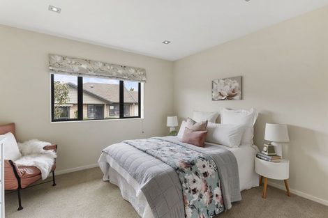 Photo of property in 58 Royalle Mews, Botany Downs, Auckland, 2010