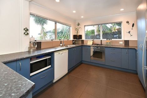 Photo of property in 43 Pohutukawa Avenue, Red Beach, 0932