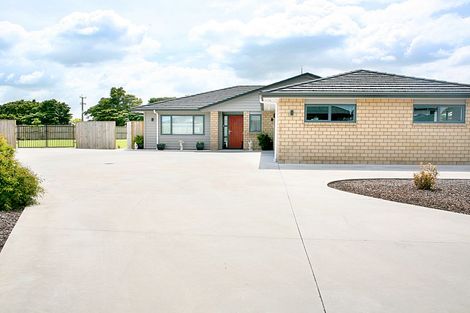 Photo of property in 10 Cooladerry Place, Rosehill, Papakura, 2113